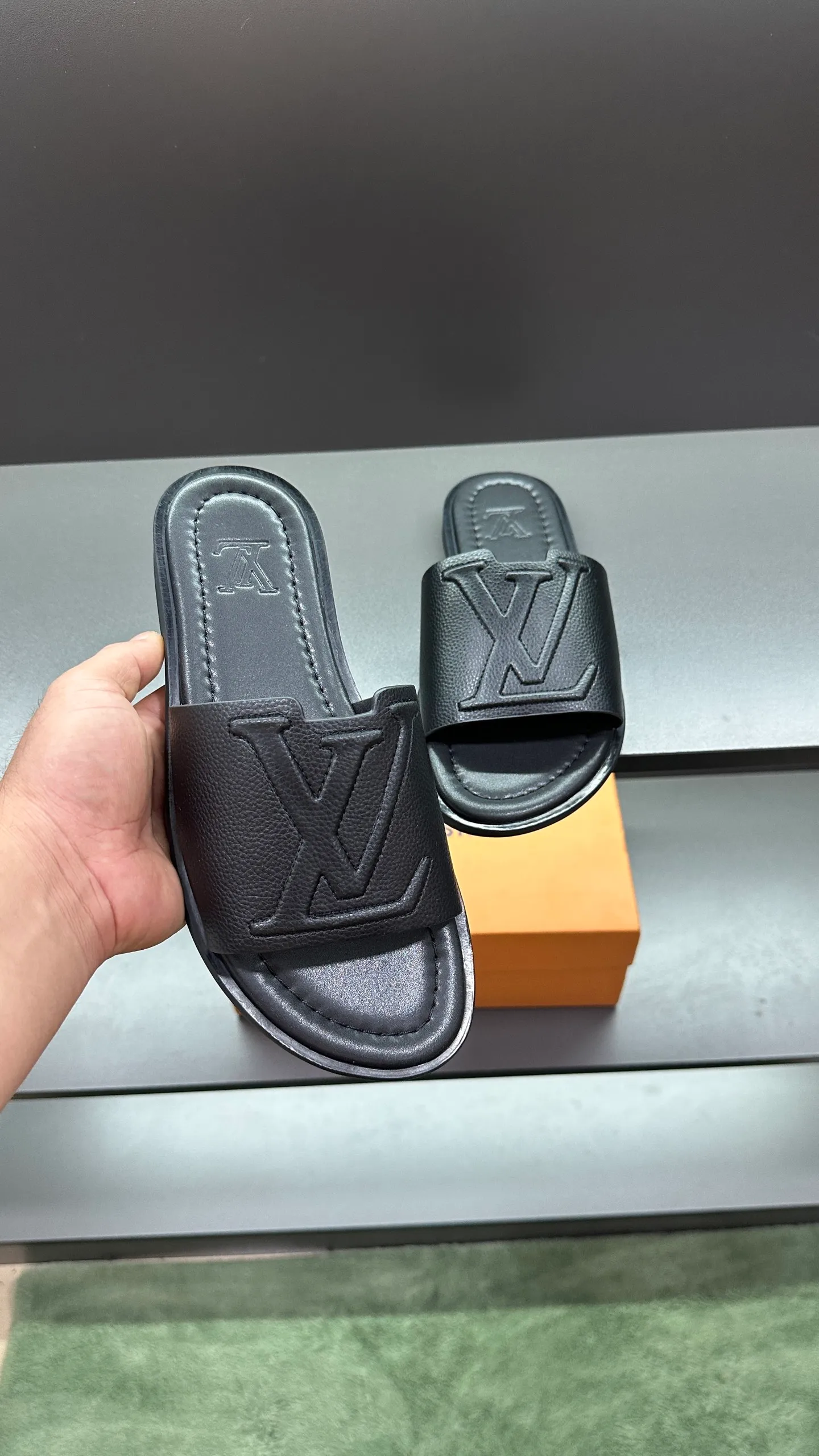 P280 🔍Top purchasing agent LV men's spring and summer slippers counter synchronized. The uppers are made of cowhide fabric imported from Italy, with logo graphics and high-quality craftsmanship. The soles are: original soles specially provided by the original factory. Exclusive molded soles are super comfortable. Original factory follow-up orders. 🔍🔍High quality. You can enter and exit the counter at will. Welcome to compare. Size 38-45